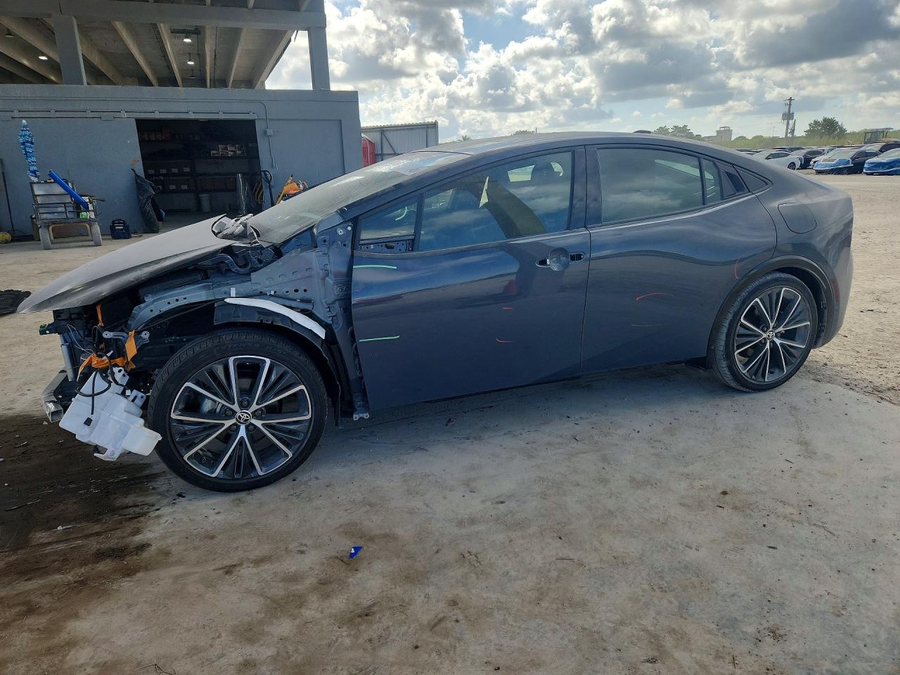 Salvage Toyota Prius Image