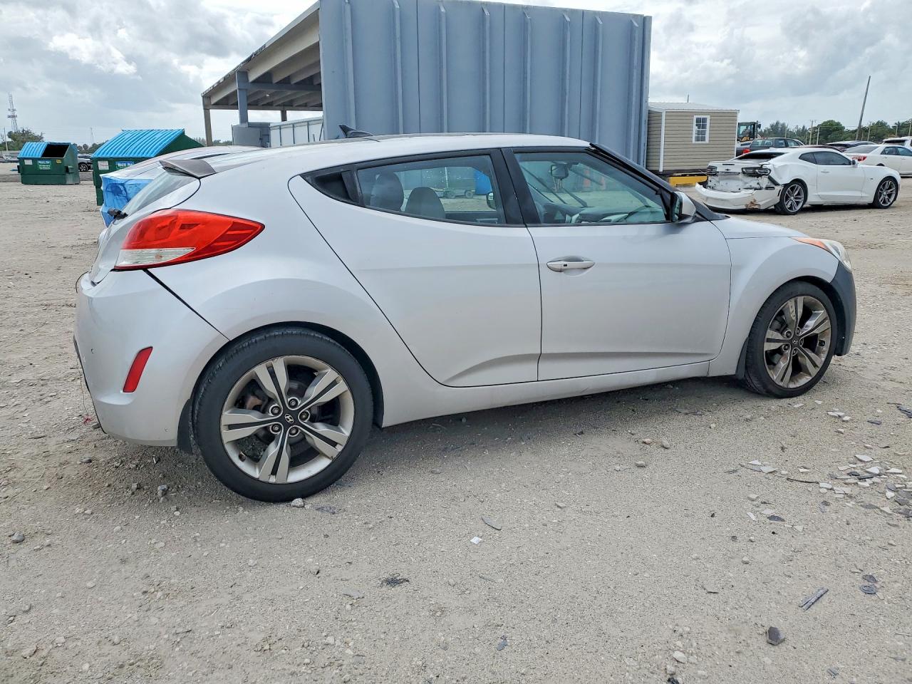 Hyundai VELOSTER Base