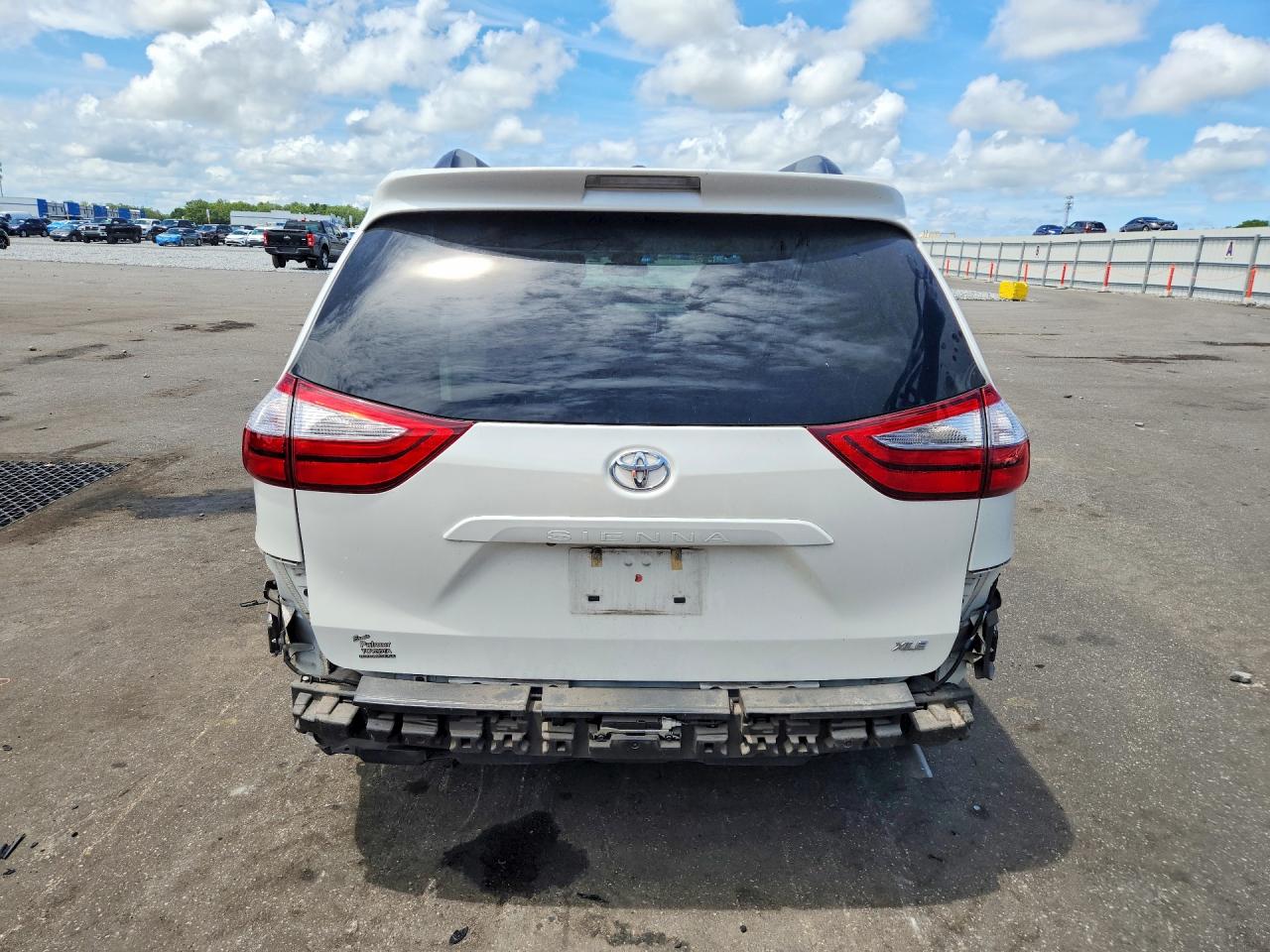 Toyota Sienna Xle 8-passenger