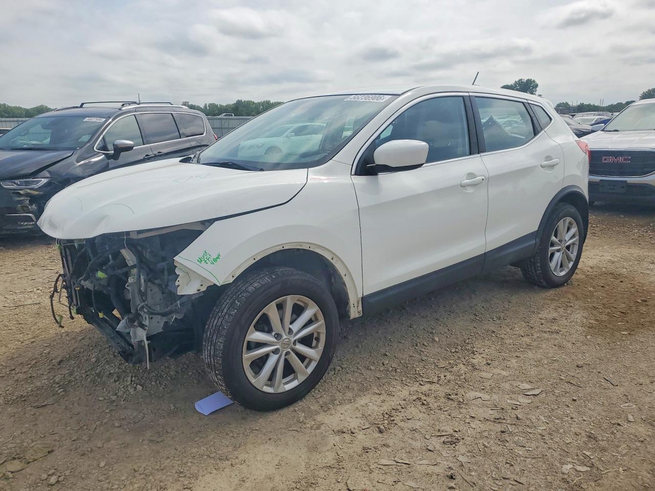 Salvage Nissan Rogue Image