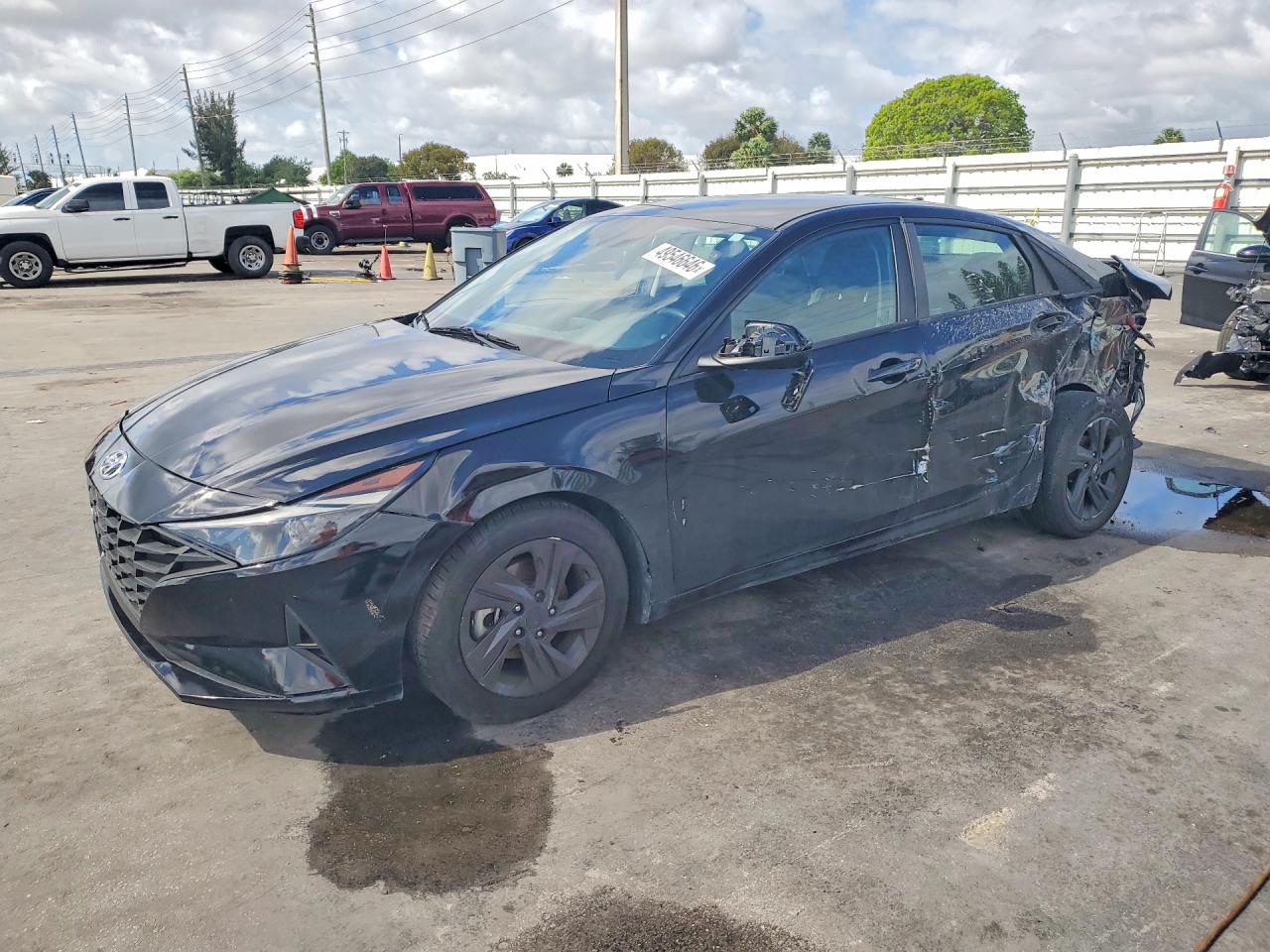 Salvage Hyundai ELANTRA Image