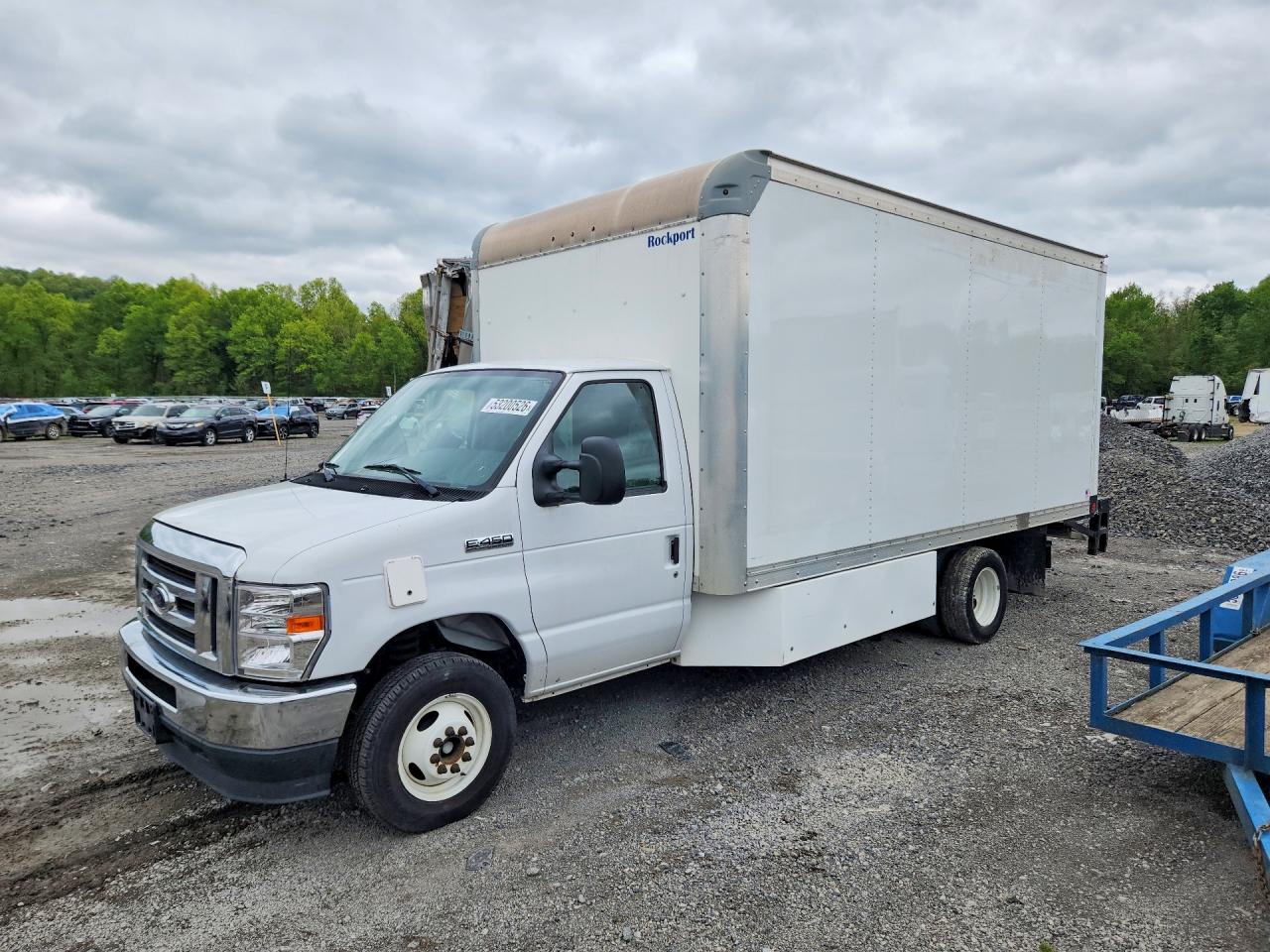 Salvage Ford E-450 Image