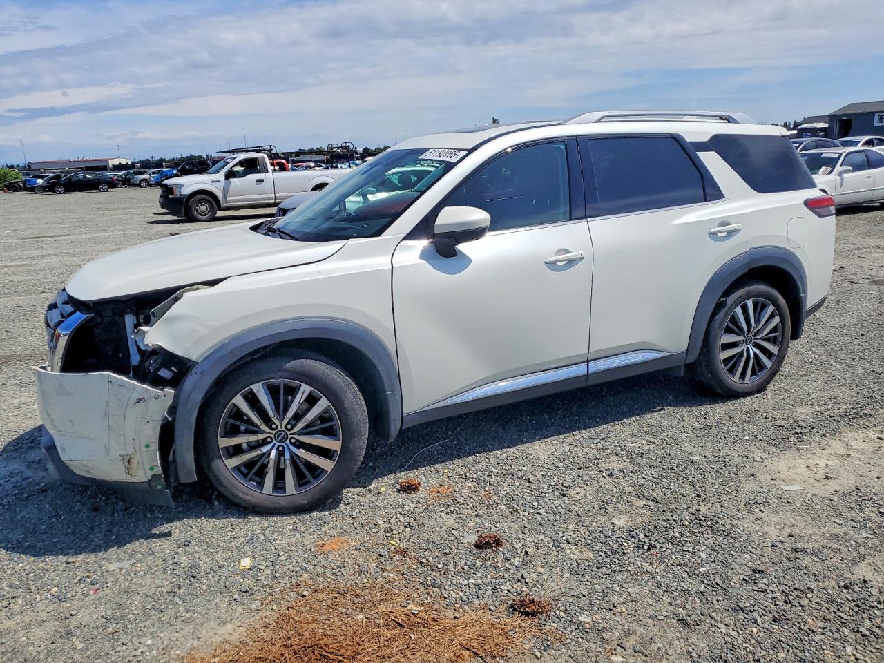 Salvage Nissan Pathfinder Image