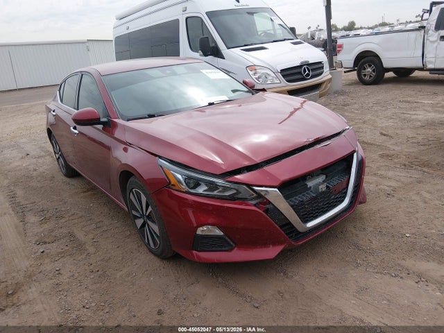 Salvage Nissan Altima Image