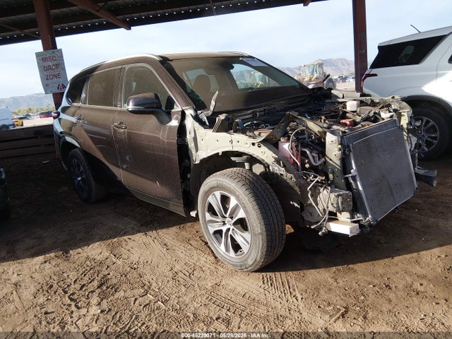 Salvage Toyota Highlander Image