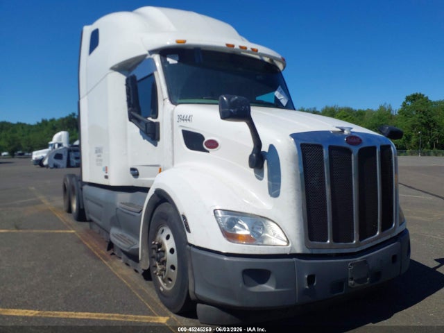 Salvage Peterbilt 579 Image