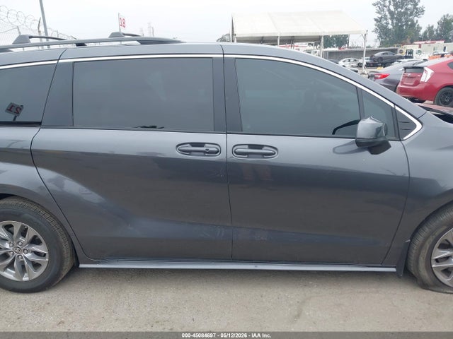 Toyota Sienna Le