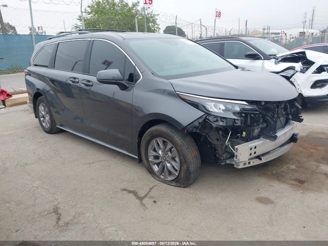 Salvage Toyota Sienna Image