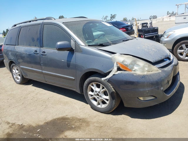 Salvage Toyota Sienna Image