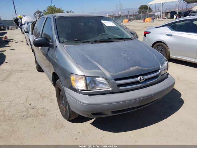 Salvage Toyota Sienna Image