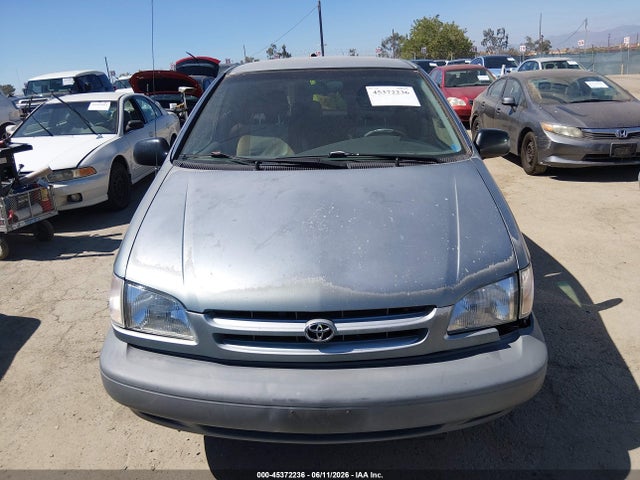Toyota Sienna Ce