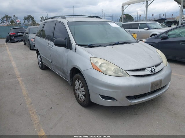 Salvage Toyota Sienna Image