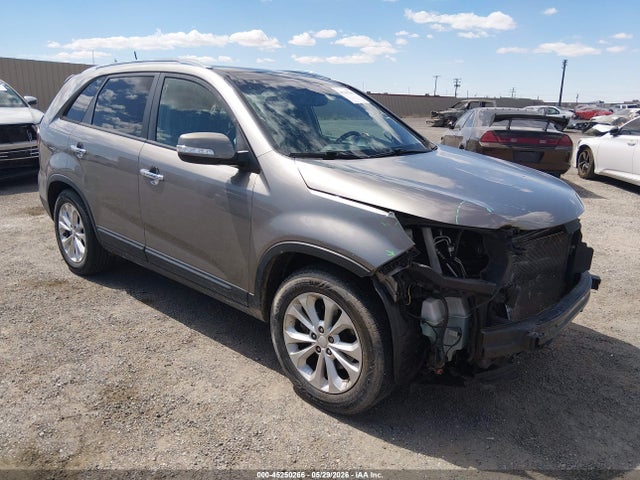 Salvage Kia Sorento Image