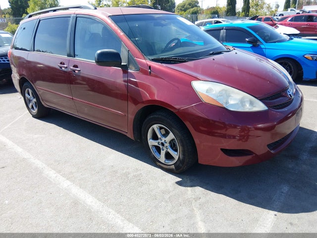 Salvage Toyota Sienna Image