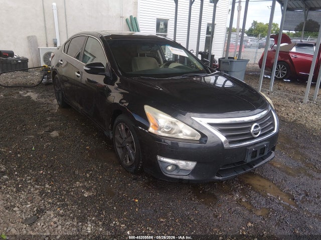 Salvage Nissan Altima Image