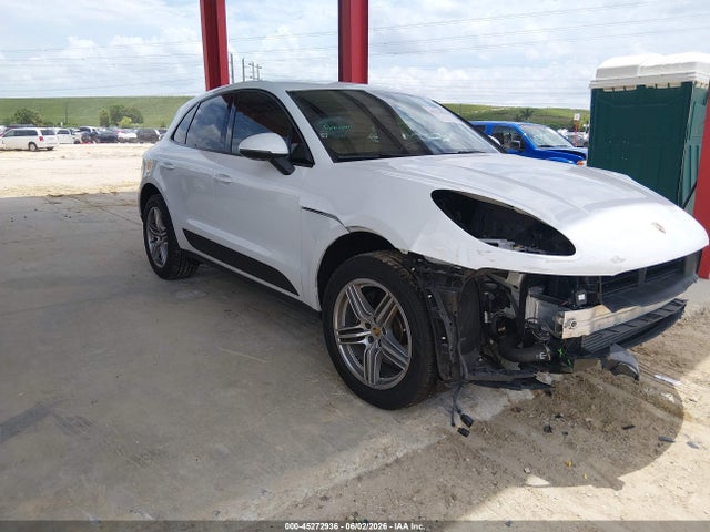 Salvage Porsche Macan Image