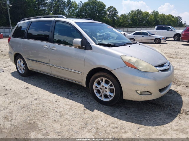 Salvage Toyota Sienna Image