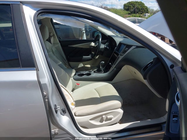 INFINITI Q50 Premium