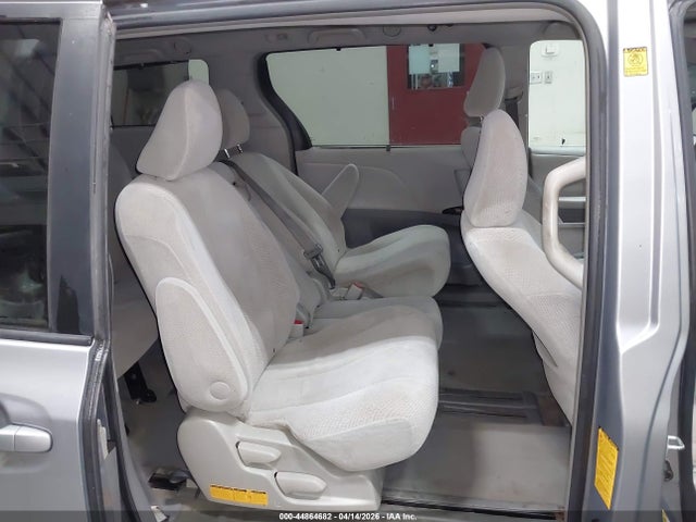 Toyota Sienna Le V6 8 Passenger