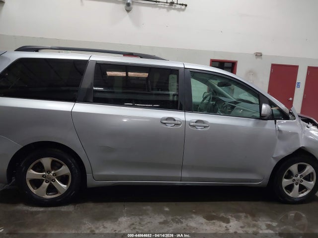 Toyota Sienna Le V6 8 Passenger