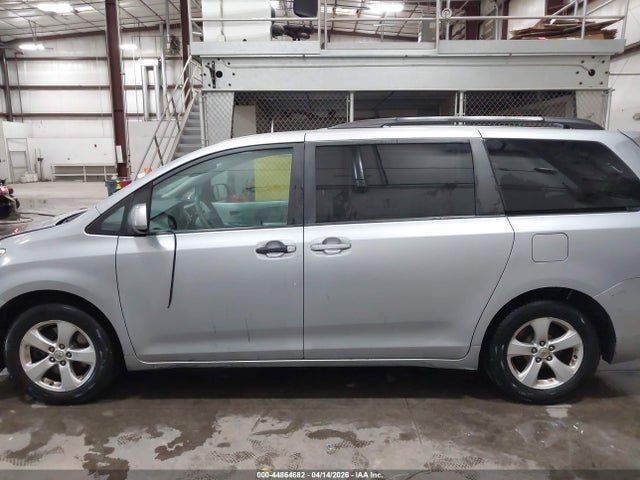 Toyota Sienna Le V6 8 Passenger
