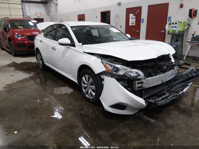 Salvage Nissan Altima Image