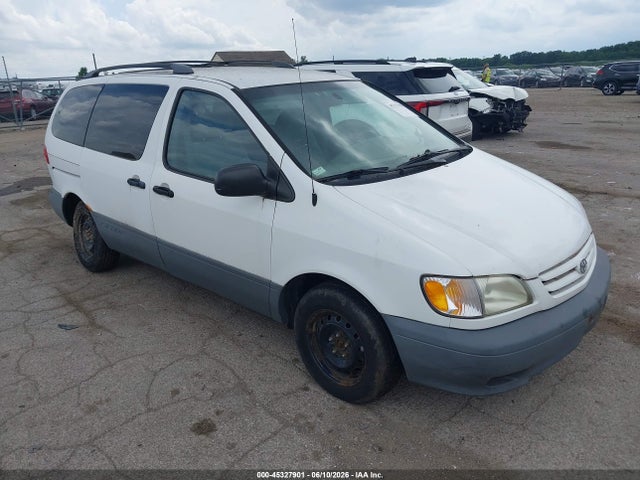 Salvage Toyota Sienna Image