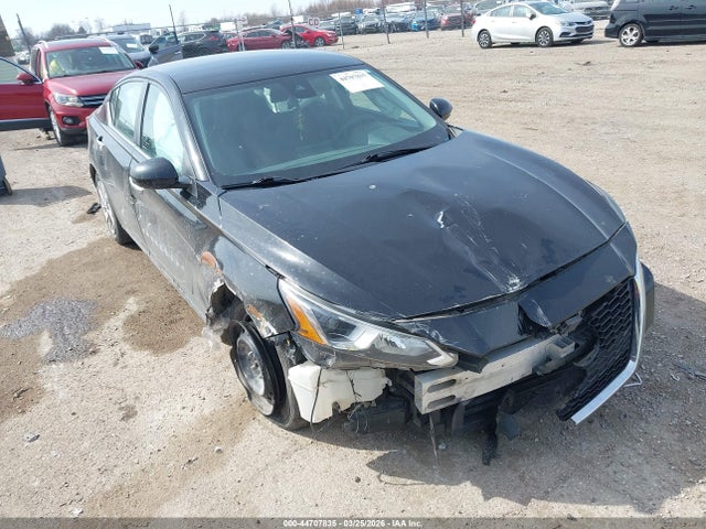 Salvage Nissan Altima Image
