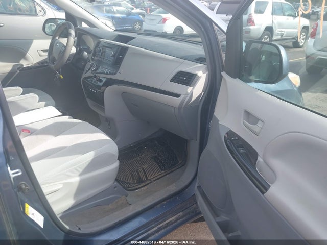 Toyota Sienna Le V6 8 Passenger