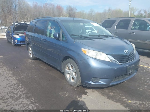 Salvage Toyota Sienna Image