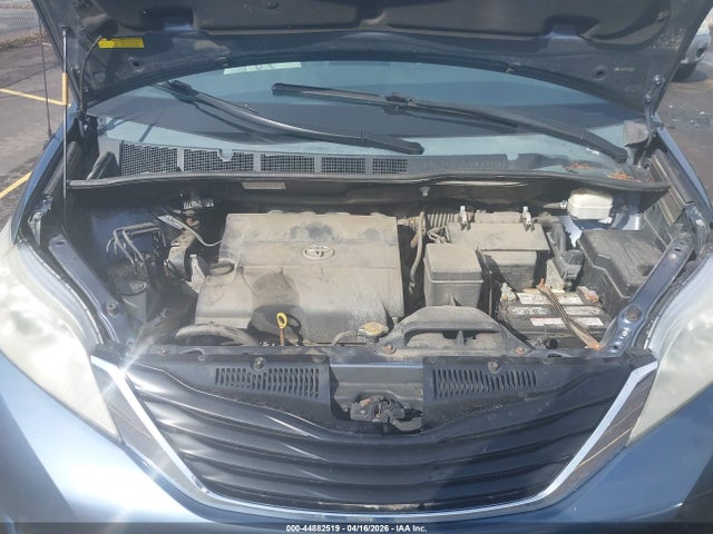 Toyota Sienna Le V6 8 Passenger