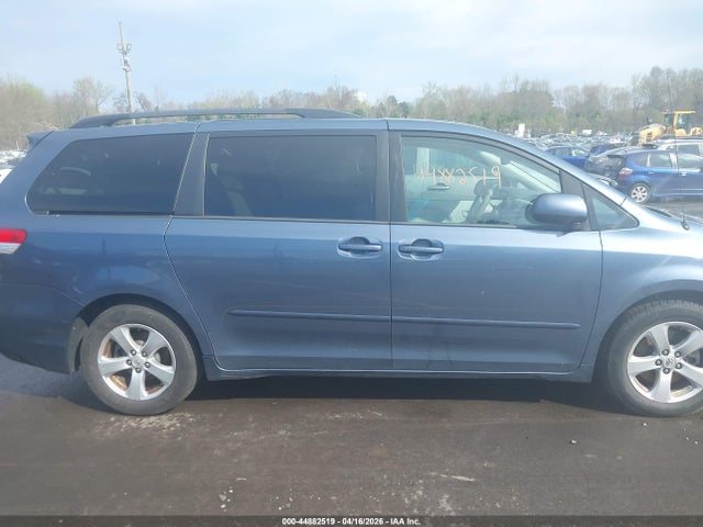 Toyota Sienna Le V6 8 Passenger