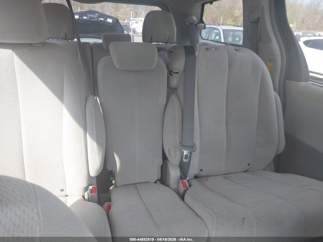 Toyota Sienna Le V6 8 Passenger