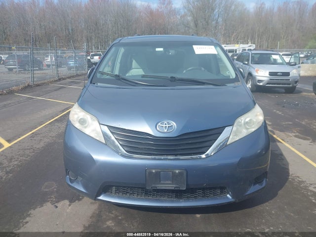Toyota Sienna Le V6 8 Passenger