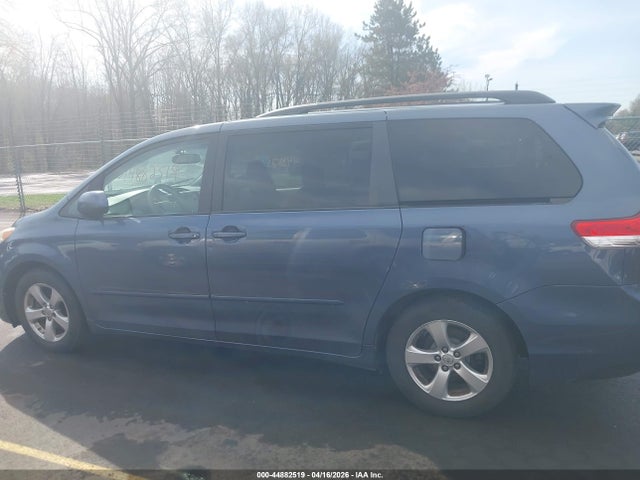 Toyota Sienna Le V6 8 Passenger