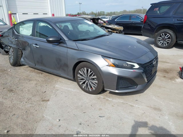 Salvage Nissan Altima Image