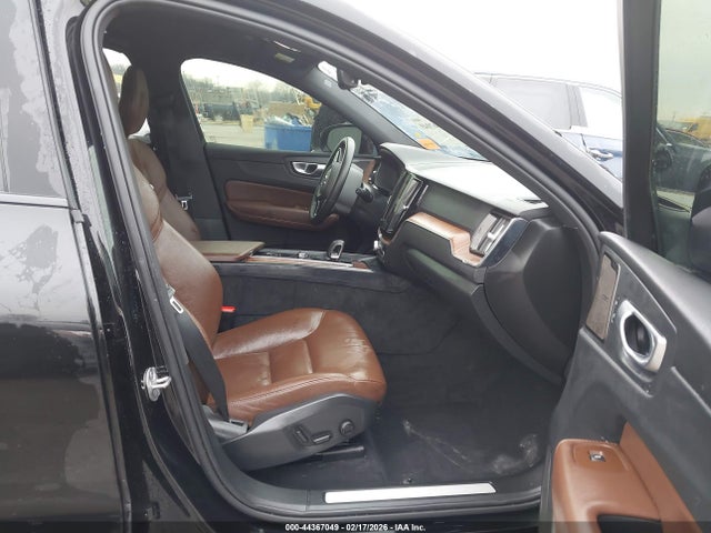 Volvo Xc60 Recharge Plug-in Hybrid T8 Plus Dark Theme