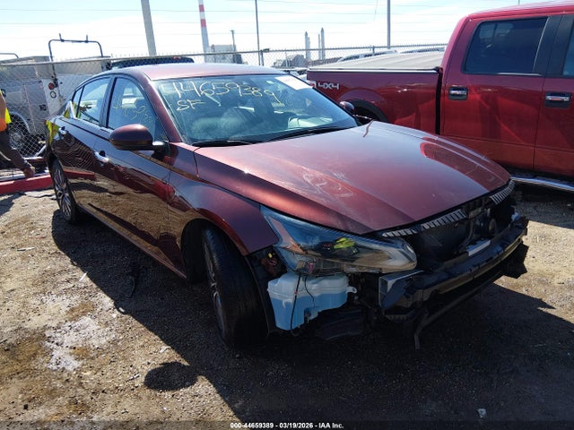 Salvage Nissan Altima Image