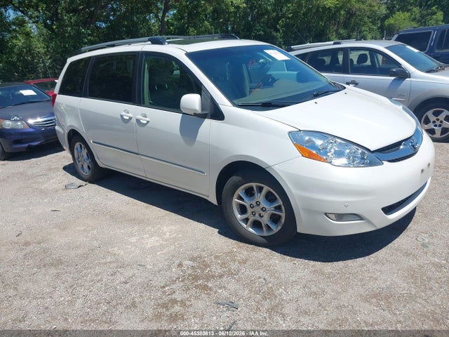 Salvage Toyota Sienna Image