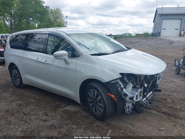 Salvage Chrysler Pacifica Image