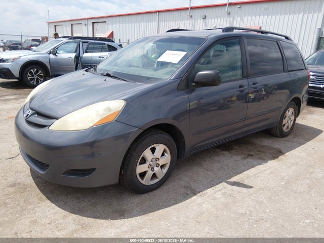 Toyota Sienna Le