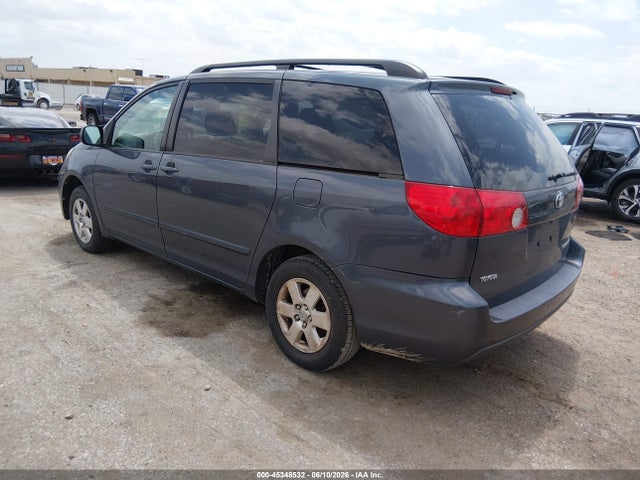Toyota Sienna Le
