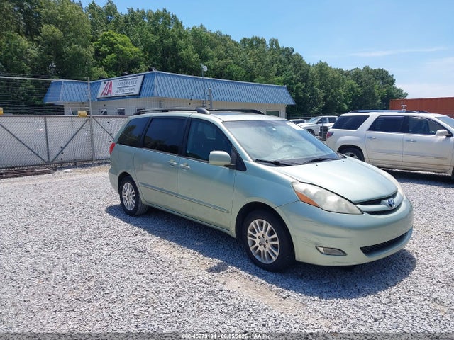 Salvage Toyota Sienna Image