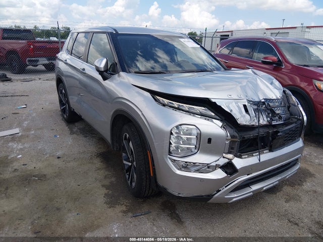 Salvage Mitsubishi Outlander Image