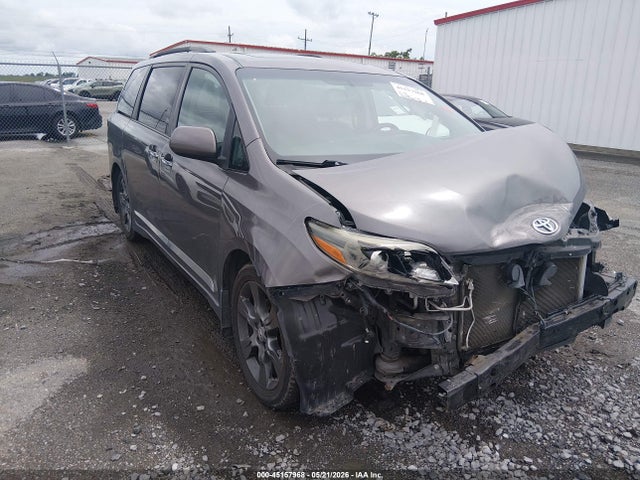 Salvage Toyota Sienna Image