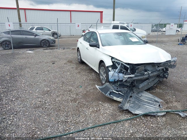 Salvage Nissan Altima Image
