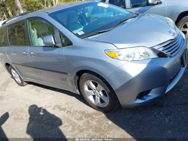 Salvage Toyota Sienna Image