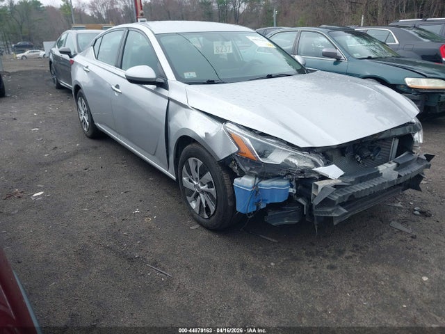 Salvage Nissan Altima Image