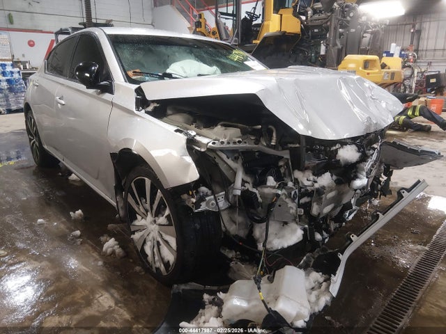 Salvage Nissan Altima Image