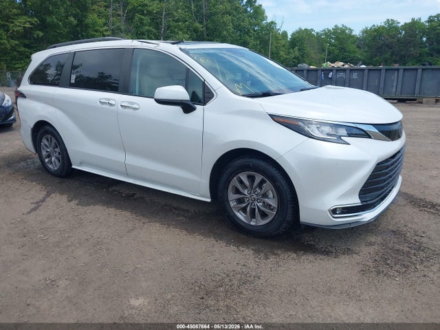 Salvage Toyota Sienna Image
